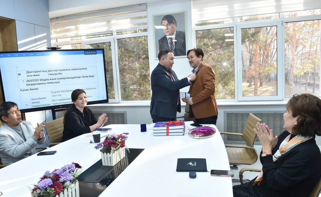 ҚАЗАҚ ӨНЕРТАНУЫНЫҢ МАҚТАНЫШЫ: «ТҰРАН МЕТАСТИЛІ» АЛЬБОМ-ПРАКТИКУМЫНЫҢ ТҰСАУКЕСЕРІ ӨТТІ