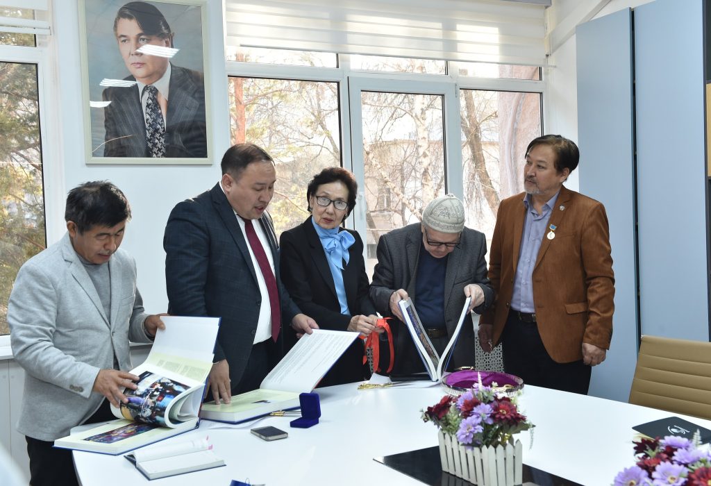 ҚАЗАҚ ӨНЕРТАНУЫНЫҢ МАҚТАНЫШЫ: «ТҰРАН МЕТАСТИЛІ» АЛЬБОМ-ПРАКТИКУМЫНЫҢ ТҰСАУКЕСЕРІ ӨТТІ