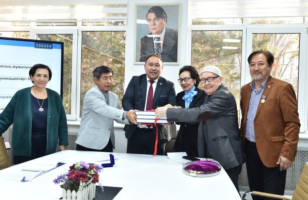 ҚАЗАҚ ӨНЕРТАНУЫНЫҢ МАҚТАНЫШЫ: «ТҰРАН МЕТАСТИЛІ» АЛЬБОМ-ПРАКТИКУМЫНЫҢ ТҰСАУКЕСЕРІ ӨТТІ