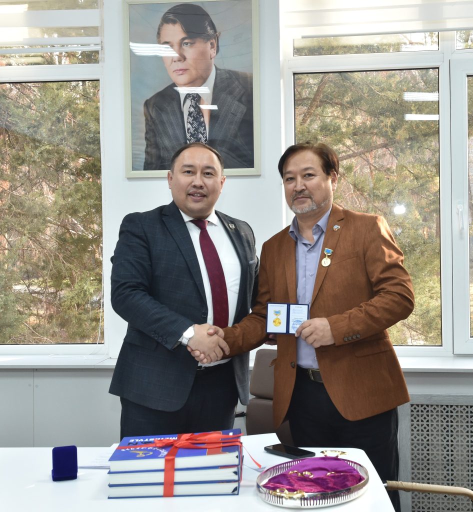 ҚАЗАҚ ӨНЕРТАНУЫНЫҢ МАҚТАНЫШЫ: «ТҰРАН МЕТАСТИЛІ» АЛЬБОМ-ПРАКТИКУМЫНЫҢ ТҰСАУКЕСЕРІ ӨТТІ